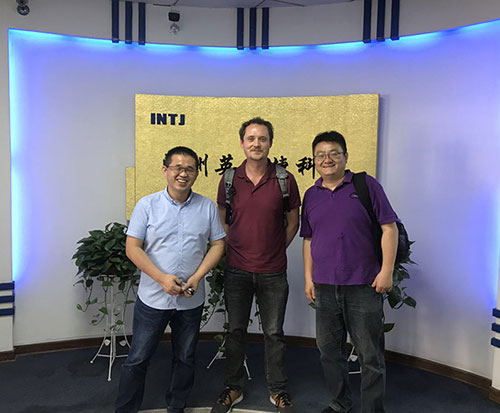 光學(xué)專(zhuān)家到英特捷進(jìn)行技術(shù)交流